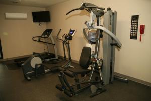 Fitness centrum a/nebo fitness zařízení v ubytování Country Inn & Suites by Radisson, Prineville, OR