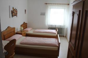 Postel nebo postele na pokoji v ubytování Gasthaus Mösle