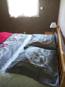 Un pat sau paturi într-o cameră la Les logis de Lucie