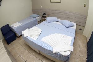 マリンガにあるHotel Vila Ricaのベッド2台(サイドサイドサイド)が備わる客室です。