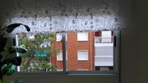 バレンシアにあるApartamento Ciudad de las Ciencias 2のレンガ造りの建物を望む窓