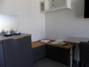 een keuken met een houten aanrecht en een tafel bij B&B Via Roma 15 in Acquaviva delle Fonti