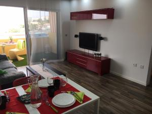 TV a/nebo společenská místnost v ubytování Sea View Apartment Los Cristianos
