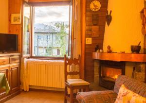 a living room with a fireplace and a window at Maurice des Alpes in Teglio