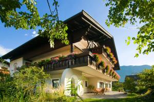 una casa con balcone fiorito di Bed&Breakfast Pension Hilpold a Lana