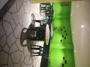 una habitación con una pared verde con un coche. en Hotel Jardin en Heroica Caborca