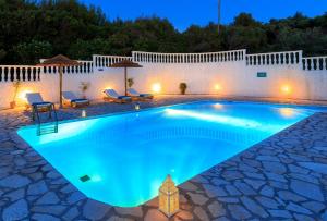 Bazén v ubytování Villa Quietude - Exceptional Corfu Escape with Private Sunset Pool nebo v jeho okolí