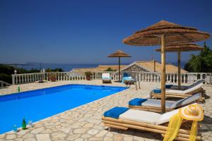 Bazén v ubytování Villa Quietude - Exceptional Corfu Escape with Private Sunset Pool nebo v jeho okolí