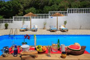 Bazén v ubytování Villa Quietude - Exceptional Corfu Escape with Private Sunset Pool nebo v jeho okolí