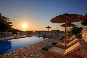 Bazén v ubytování Villa Quietude - Exceptional Corfu Escape with Private Sunset Pool nebo v jeho okolí