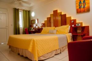 Un dormitorio con una cama grande con una manta amarilla. en The Champs, en Portsmouth 65 fotos más