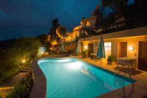 una piscina frente a una casa por la noche en La Pasarela, en Tarija