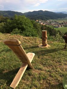 Vista generica sulle montagne o vista sulle montagne dall'interno della casa vacanze