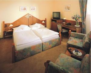 Un pat sau paturi într-o cameră la Hotel Monica