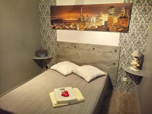 a bedroom with a bed with a tray with roses on it at Aéroport paris beauvais Appartement HOULET 10 min à pied aéroport parkingbeauvais longue durée in Tillé