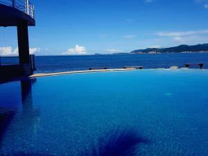 una gran piscina con vistas al océano en Hotel La Alondra en Barra de Navidad