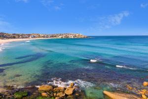 uma vista para uma praia com rochas e o oceano em The Village Bondi Beach em Sydney