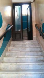 una rampa di scale che conduce a una porta in legno di Hostel Brava mansa a Rosario