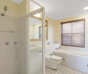 ein Badezimmer mit einem WC, einer Badewanne und einem Waschbecken in der Unterkunft Oaks Cypress Lakes Resort in Pokolbin
