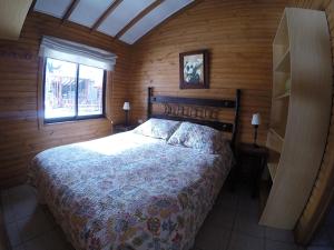 Ένα ή περισσότερα κρεβάτια σε δωμάτιο στο Cabañas Piremapu