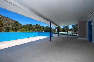 una vista desde la parte superior de una piscina en Budget Lodge, en Ruidoso