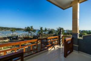 倫邦岸島的住宿－水藻旅館，享有水景的阳台