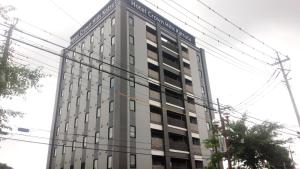 een groot grijs gebouw met veel ramen bij Hotel Crown Hills Katsuta Nigo Motomachiten in Hitachinaka