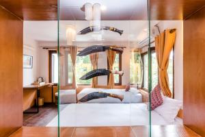 una camera con un letto e una parete di vetro di The Museum a Kathmandu