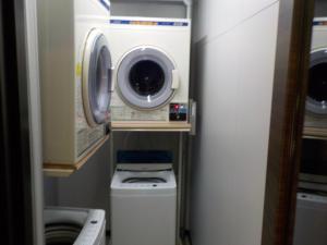 een wasmachine en een wasmachine in de badkamer bij Hotel Crown Hills Katsuta Nigo Motomachiten in Hitachinaka