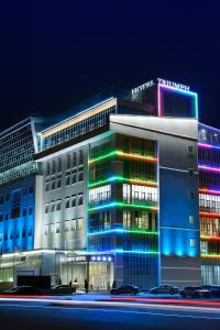 um edifício de hotel com luzes coloridas em frente em Triumph Hotel em Obninsk