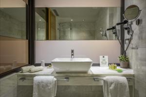 Ein Badezimmer in der Unterkunft Esperos Palace Luxury & Spa Hotel