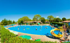 un grupo de personas en una piscina en un parque acuático en Camping Cisano - San Vito, en Bardolino