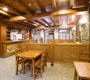 Reštaurácia alebo iné gastronomické zariadenie v ubytovaní Hotel Latre