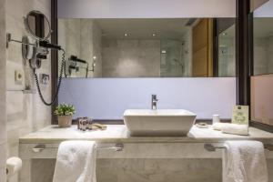 Ein Badezimmer in der Unterkunft Esperos Palace Luxury & Spa Hotel