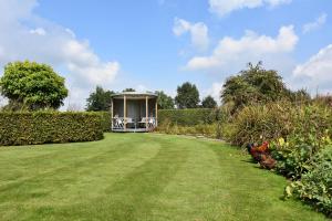 a garden with a small house in the middle of a yard at De Hagendoorn in Moorveld