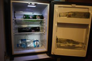 ハイデラバードにあるHotel Stay Innのオープン冷蔵庫(食べ物、飲み物付)