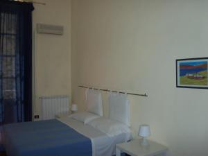 Posteľ alebo postele v izbe v ubytovaní B&B CARAVAGGIO SIRACUSA 200 Metres from Ortigia