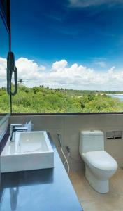 un bagno con un water bianco e un lavandino di Sooriya Resort & Spa a Tangalle