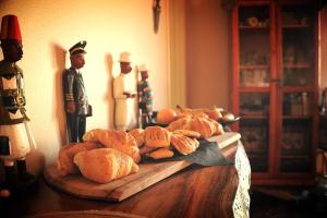 Nukakamma River Guesthouse في كولشستر: طاولة عليها حفنة من الخبز