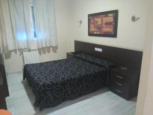 sypialnia z łóżkiem z czarną kołdrą w obiekcie Hotel Mirasierra w mieście Baúl +20 zdjęć