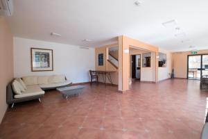 een woonkamer met een bank en een tafel bij Hadass Desert Inn in Dimona