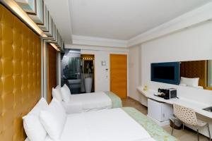 Pokój hotelowy z 2 łóżkami i biurkiem w obiekcie Kastro Hotel w Heraklionie