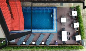 una terraza con vistas a una piscina en The Rodman Hotel, en Chiang Mai