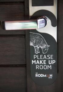 ein Türschild mit einem Gepard drauf in der Unterkunft The Rodman Hotel in Chiang Mai