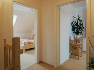 1 dormitorio con una puerta que conduce a una cama en Modern Apartment in Kuhlungsborn with Garden en Kühlungsborn