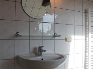 La salle de bains est pourvue d'un lavabo et d'un miroir. dans l'établissement Modern Apartment near Sea in Tranewitz, à Tarnewitz