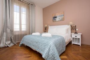 1 dormitorio con 1 cama con 2 toallas en Caravel, en Niza