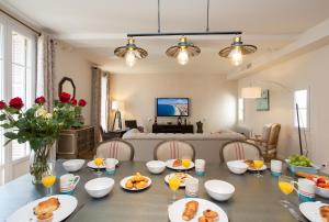 ein Wohnzimmer mit einem Tisch mit Essen drauf in der Unterkunft Caravel in Nizza