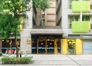 un negozio di fronte a un edificio con biciclette parcheggiate fuori di Bear Hotel a Sanxia
