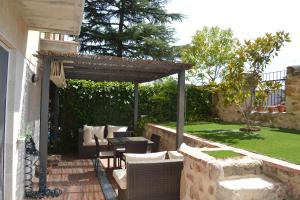 A garden outside Apartamentos Suites&Homes